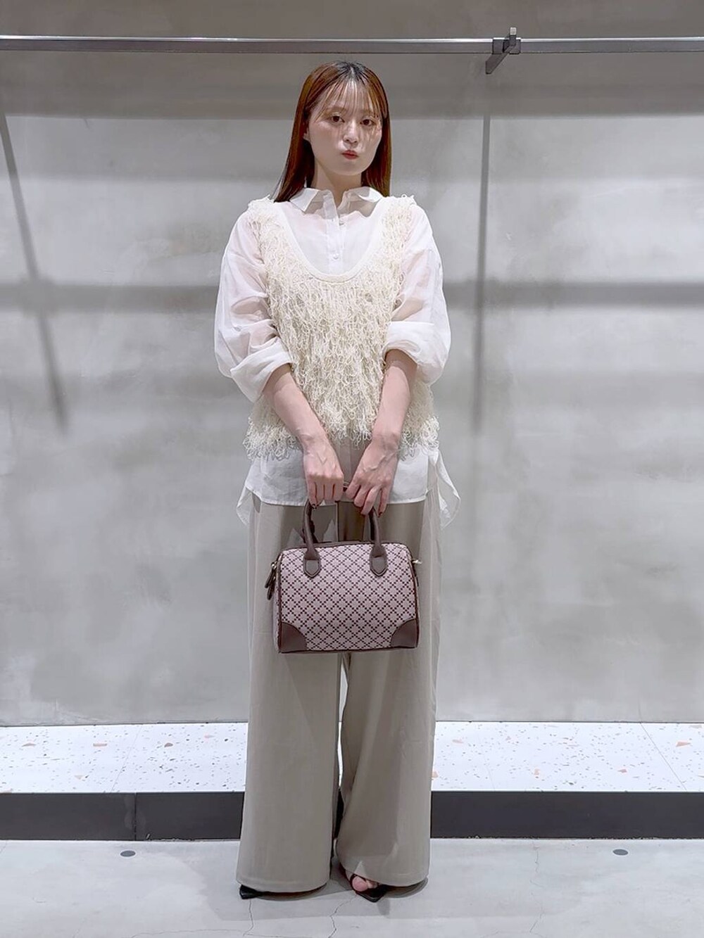 ホワイト系のシャツ/ブラウス、ブラック系のサンダル、ベージュ系のその他パンツを着用したレディースの夏コーディネートの3枚目の写真