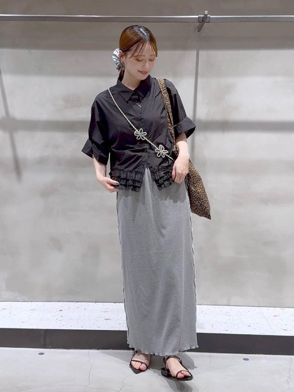 その他のトートバッグ、ブラック系のサンダル、グレー系のスカートを着用したレディースの夏コーディネートの2枚目の写真