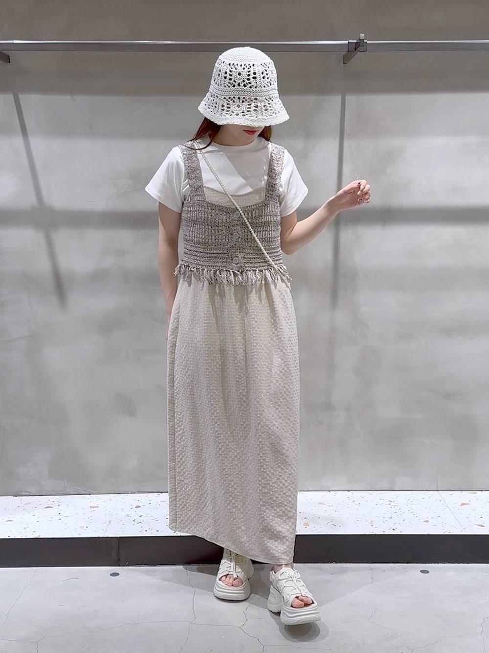 「ベーシック/シンプル、ナチュラル、Tシャツ、ビスチェ、ワンピース、デートコーデ、キャミワンピース、フェミニン、夏コーデ、春コーデ、おでかけ、ワントーン、女子会、きれいめ、ピクニック」｜「LOWRYS FARMのフライスチビＴシャツＳＳ 111954（Tシャツ/カットソー、ホワイト系）」を使った、h a n n aさん（レディース・158cm）の春コーディネートの2枚目の写真