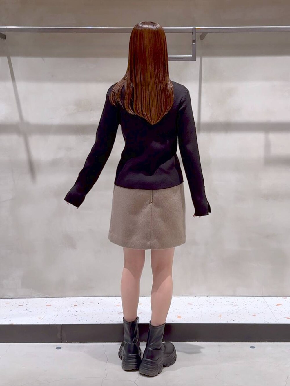 ブラック系のブーツ、ブラック系のトートバッグ、ベージュ系のその他アウターを着用したレディースの冬コーディネートの5枚目の写真