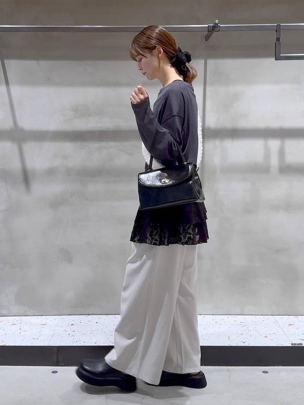 ブラック系のキャミソール、ブラック系のボストンバッグ、ブラック系のサンダルを着用したレディースの秋コーディネートの4枚目の写真