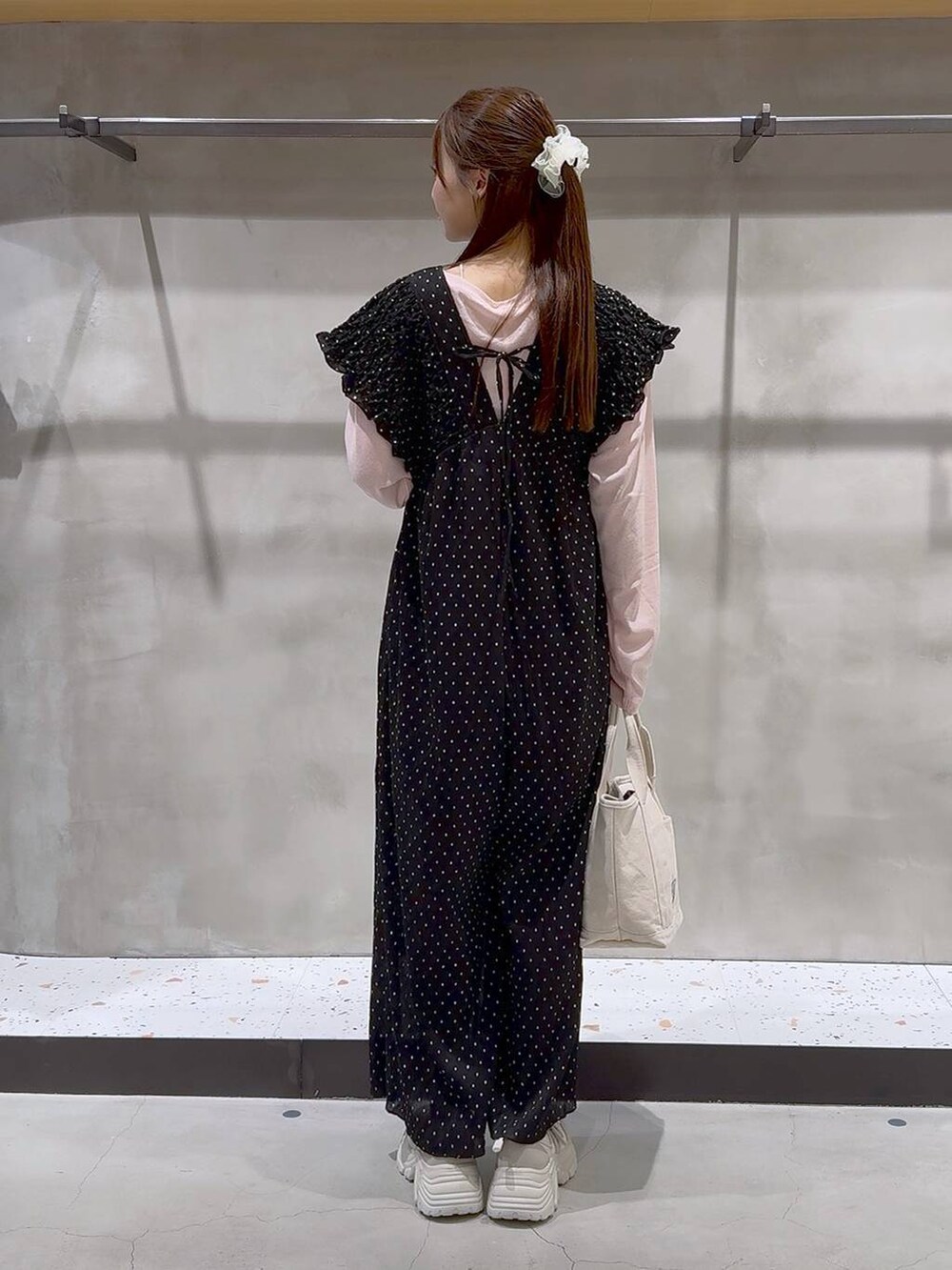 その他のサロペット/オーバーオール、ホワイト系のショルダーバッグ、ホワイト系のスニーカーを着用したレディースの秋コーディネートの4枚目の写真