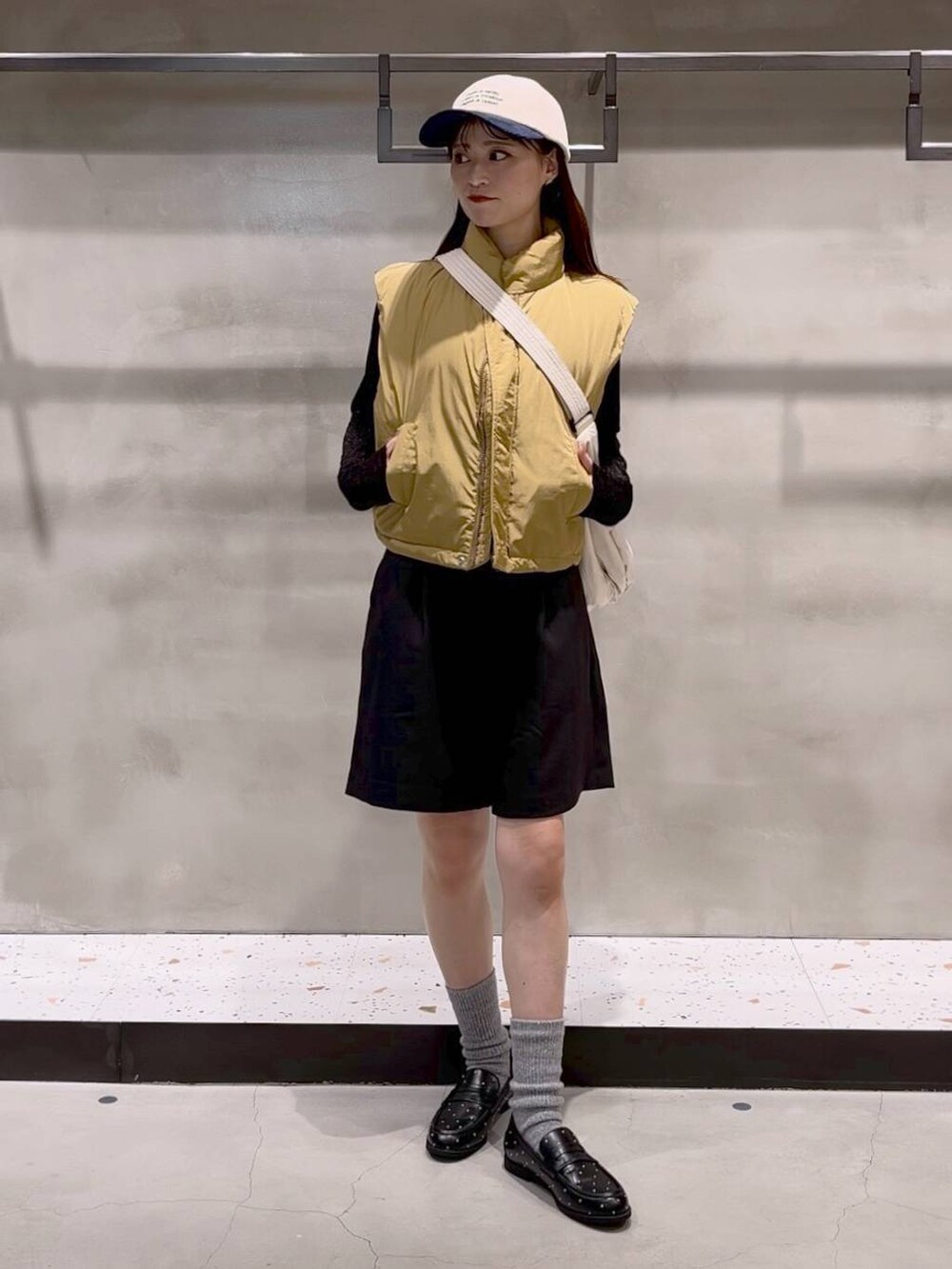 ブラック系のその他パンツ、ベージュ系のダウンベスト、ブラック系のTシャツ/カットソーを着用したレディースの秋コーディネートの2枚目の写真