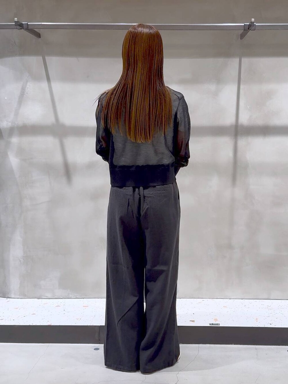 グレー系のその他パンツ、ホワイト系のTシャツ/カットソー、ベージュ系のバレエシューズを着用したレディースの春コーディネートの7枚目の写真