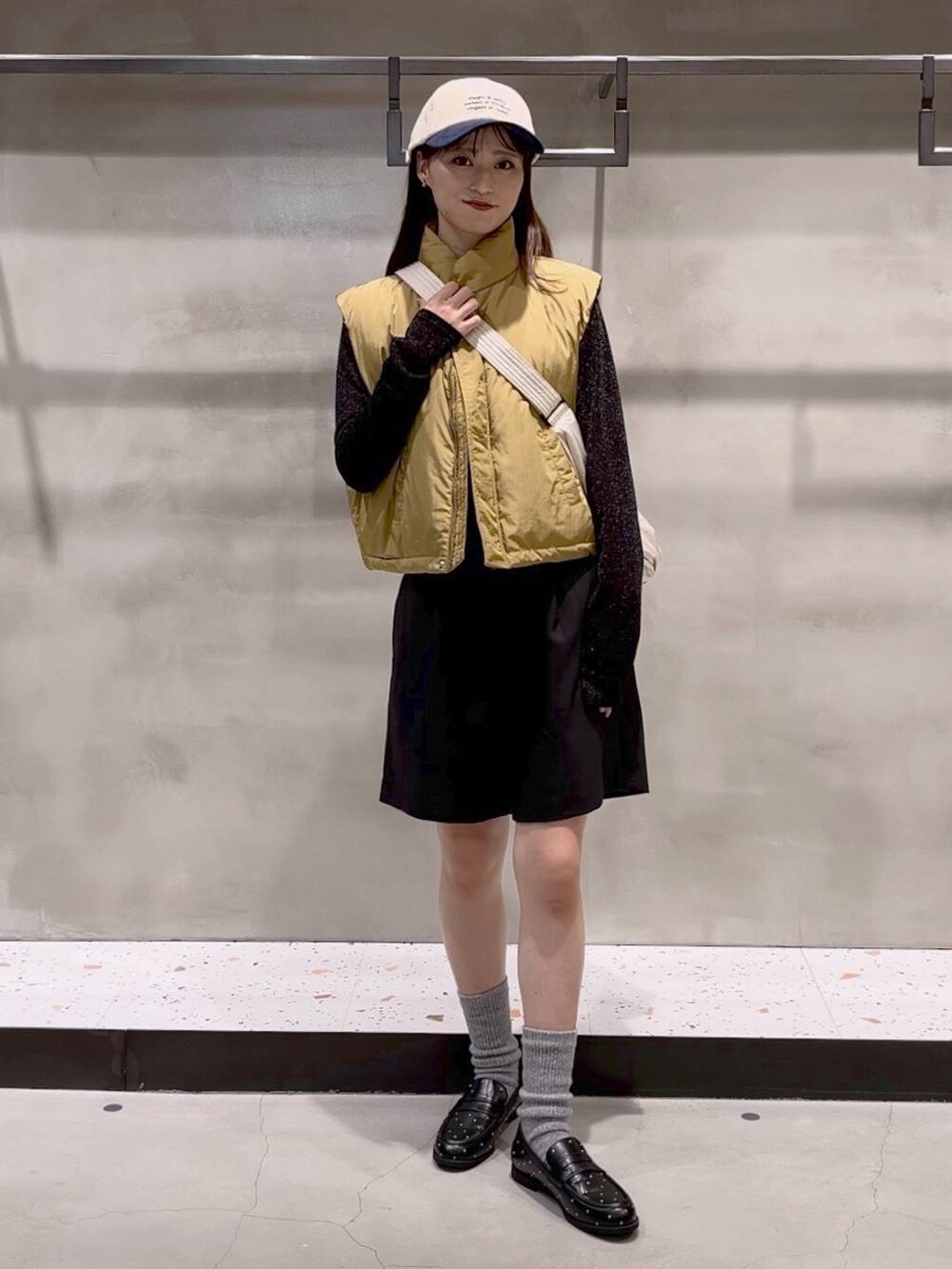 ブラック系のその他パンツ、ベージュ系のダウンベスト、ブラック系のTシャツ/カットソーを着用したレディースの秋コーディネートの3枚目の写真