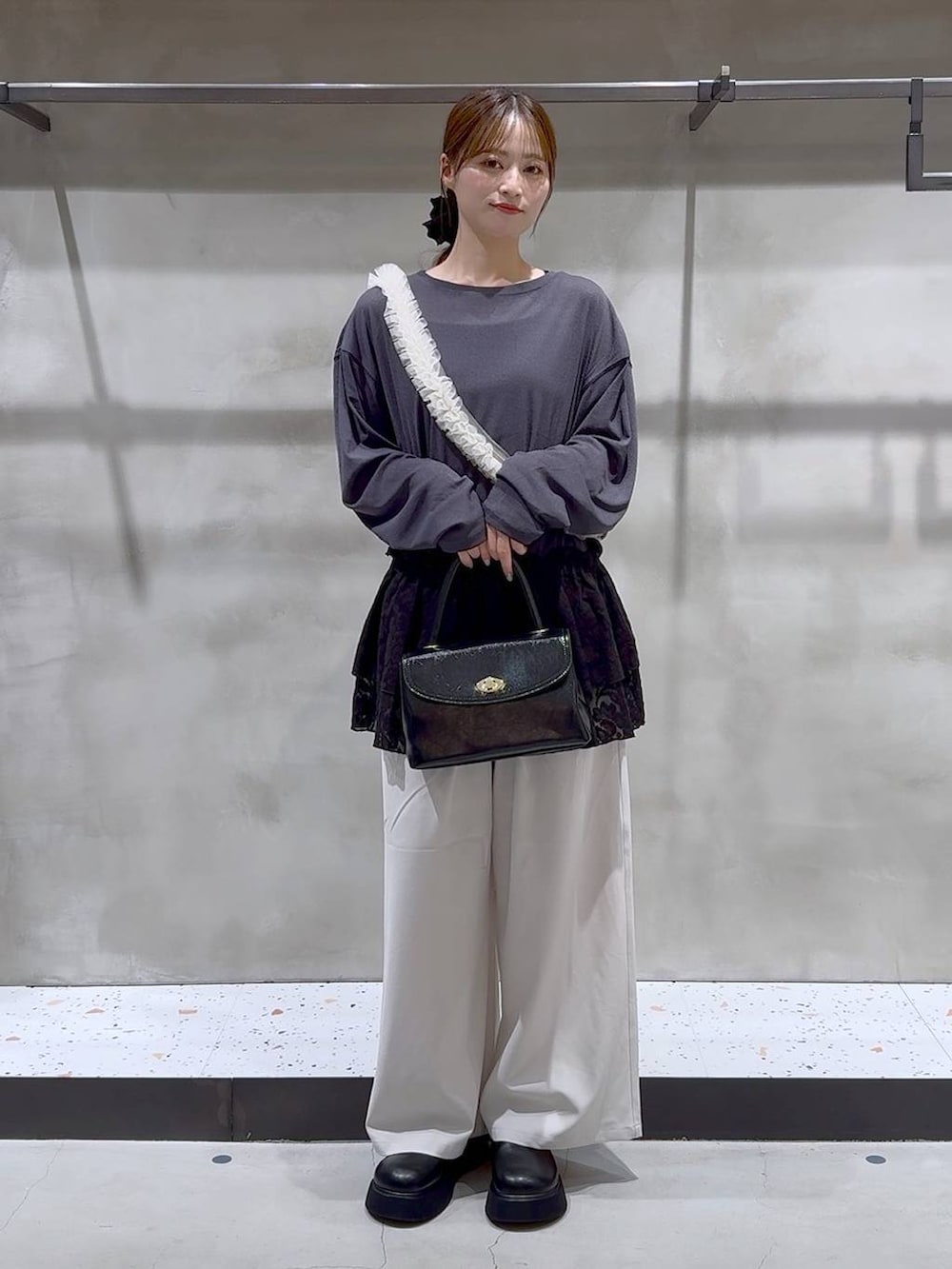 ブラック系のキャミソール、ブラック系のボストンバッグ、ブラック系のサンダルを着用したレディースの秋コーディネートの3枚目の写真