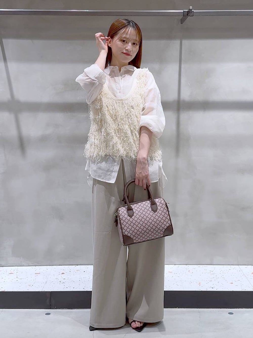 ホワイト系のシャツ/ブラウス、ブラック系のサンダル、ベージュ系のその他パンツを着用したレディースの夏コーディネートの2枚目の写真