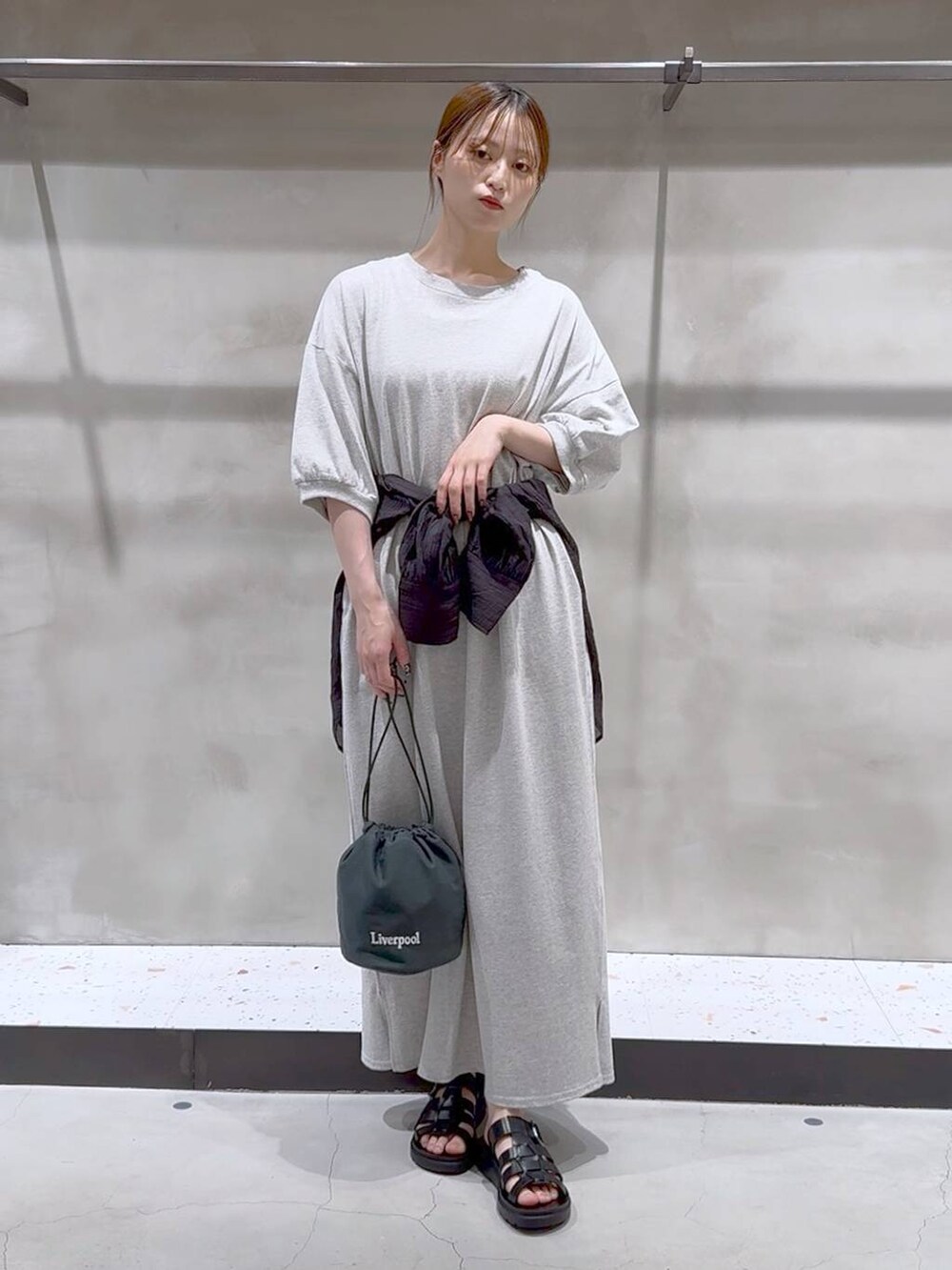 ブラック系のサンダル、ブラック系のシャツ/ブラウス、グリーン系のショルダーバッグを着用したレディースの夏コーディネートの2枚目の写真