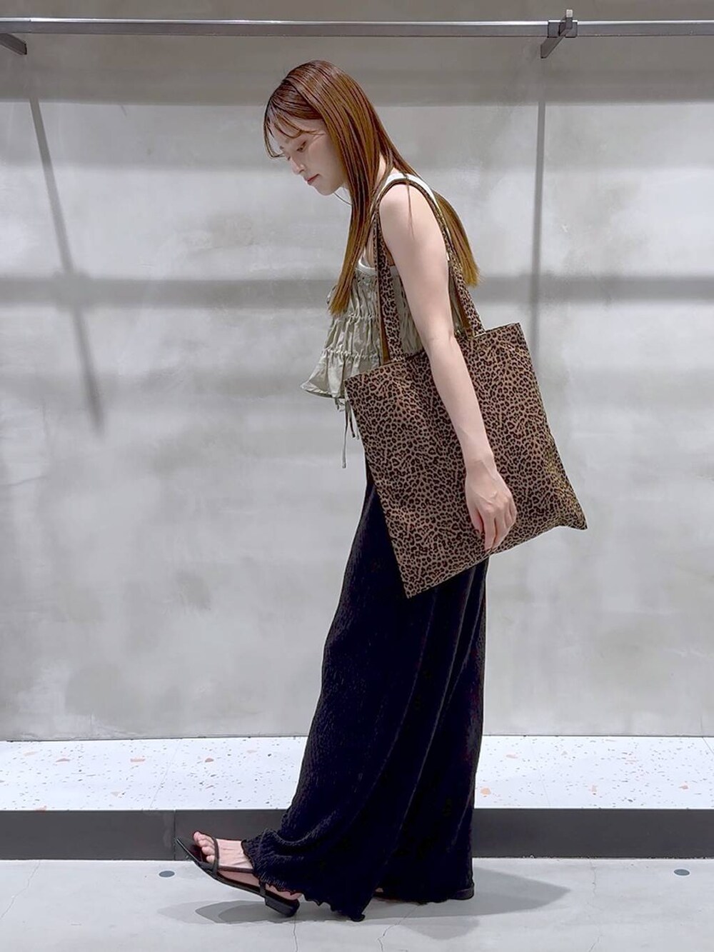 その他のトートバッグ、ブラック系のサンダル、ブラック系のその他パンツを着用したレディースの夏コーディネートの3枚目の写真