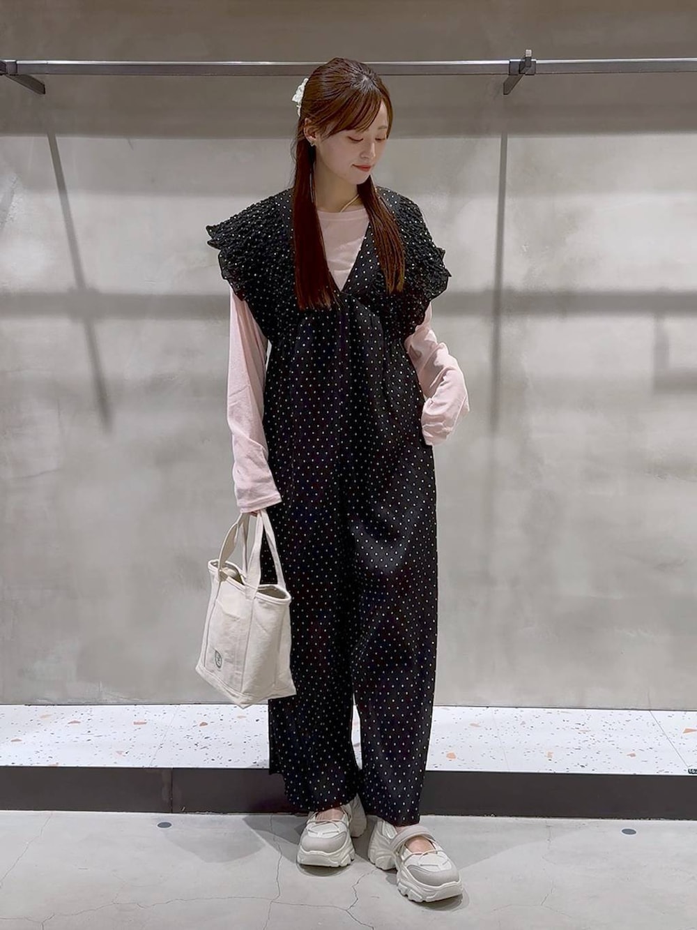 その他のサロペット/オーバーオール、ホワイト系のショルダーバッグ、ホワイト系のスニーカーを着用したレディースの秋コーディネートの2枚目の写真