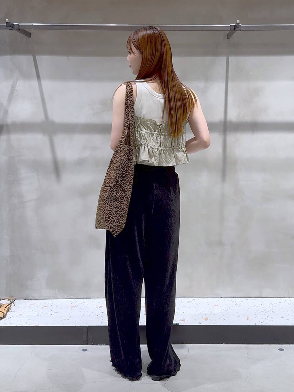 その他のトートバッグ、ブラック系のサンダル、ブラック系のその他パンツを着用したレディースの夏コーディネートの5枚目の写真