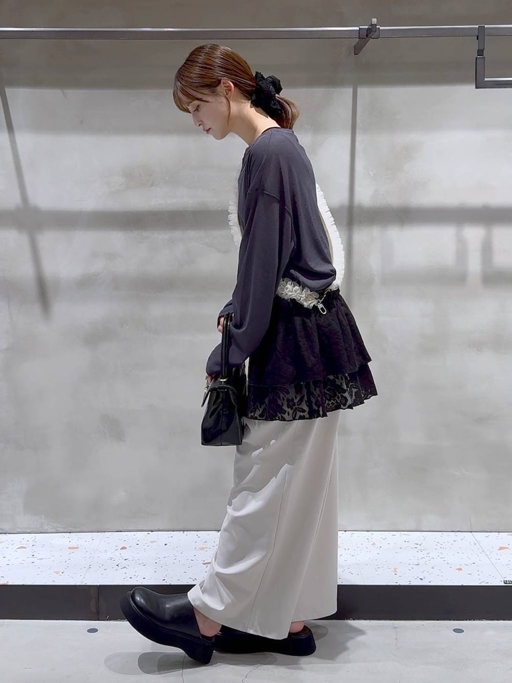 ブラック系のキャミソール、ブラック系のボストンバッグ、ブラック系のサンダルを着用したレディースの秋コーディネートの5枚目の写真