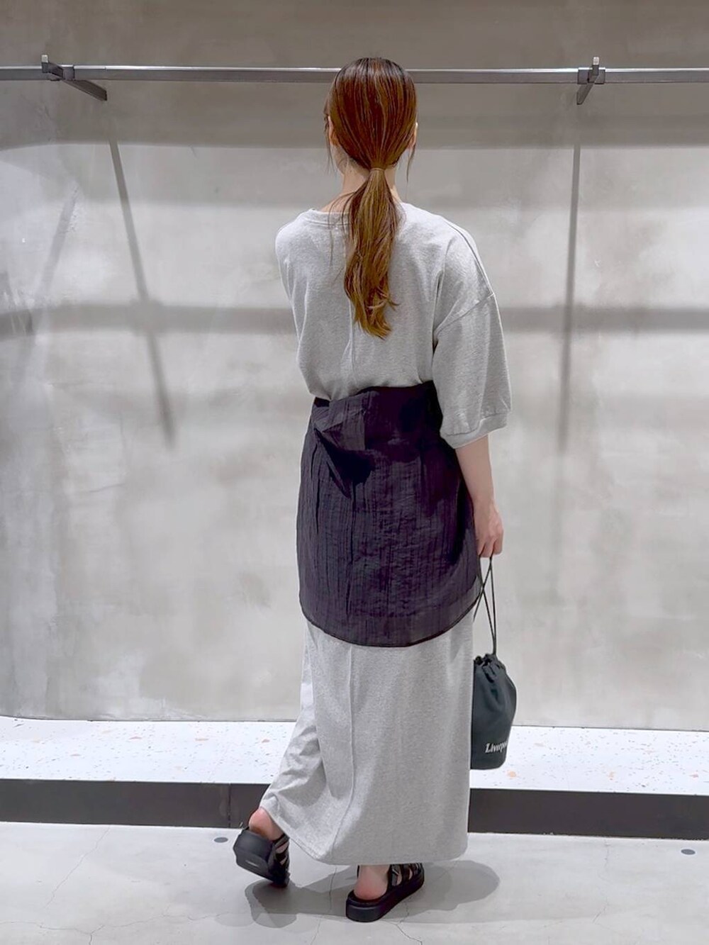 ブラック系のサンダル、ブラック系のシャツ/ブラウス、グリーン系のショルダーバッグを着用したレディースの夏コーディネートの7枚目の写真