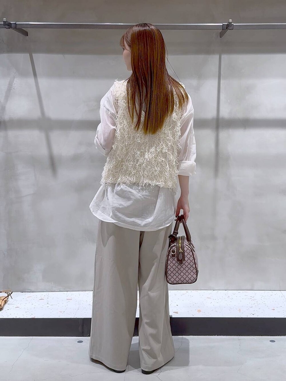 ホワイト系のシャツ/ブラウス、ブラック系のサンダル、ベージュ系のその他パンツを着用したレディースの夏コーディネートの6枚目の写真