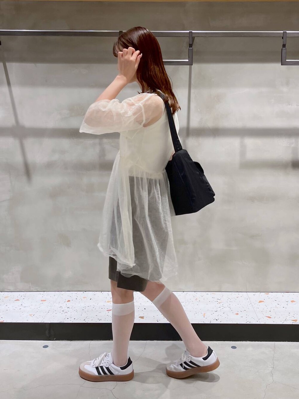 ホワイト系のシャツ/ブラウス、ホワイト系のタンクトップ、ブラック系のショルダーバッグを着用したレディースの夏コーディネートの4枚目の写真