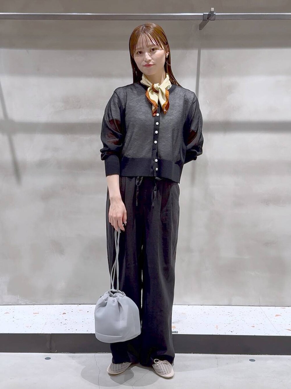 グレー系のその他パンツ、ホワイト系のTシャツ/カットソー、ベージュ系のバレエシューズを着用したレディースの春コーディネートの3枚目の写真