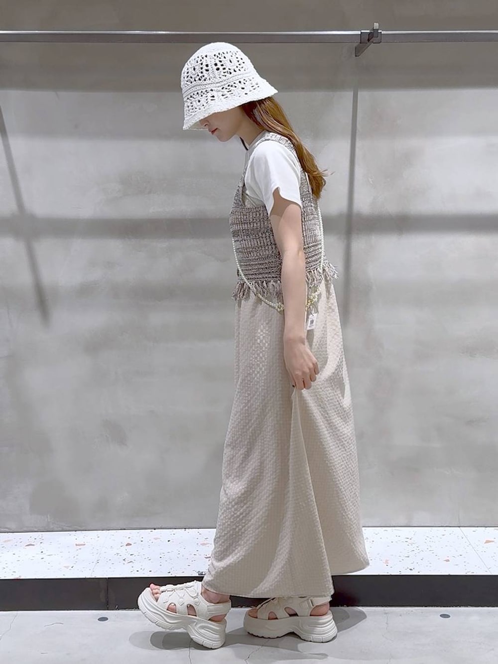 「ベーシック/シンプル、ナチュラル、Tシャツ、ビスチェ、ワンピース、デートコーデ、キャミワンピース、フェミニン、夏コーデ、春コーデ、おでかけ、ワントーン、女子会、きれいめ、ピクニック」｜「LOWRYS FARMのフライスチビＴシャツＳＳ 111954（Tシャツ/カットソー、ホワイト系）」を使った、h a n n aさん（レディース・158cm）の春コーディネートの3枚目の写真