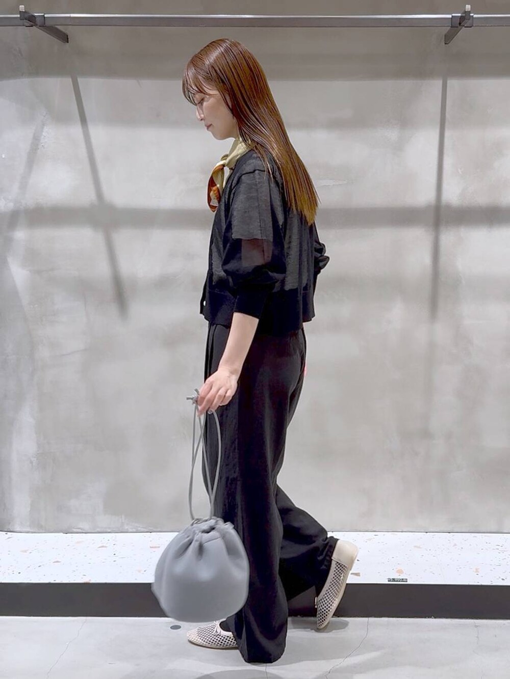 グレー系のその他パンツ、ホワイト系のTシャツ/カットソー、ベージュ系のバレエシューズを着用したレディースの春コーディネートの5枚目の写真