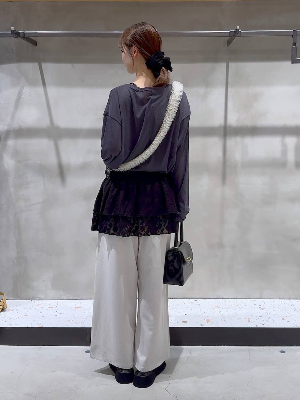 ブラック系のキャミソール、ブラック系のボストンバッグ、ブラック系のサンダルを着用したレディースの秋コーディネートの6枚目の写真