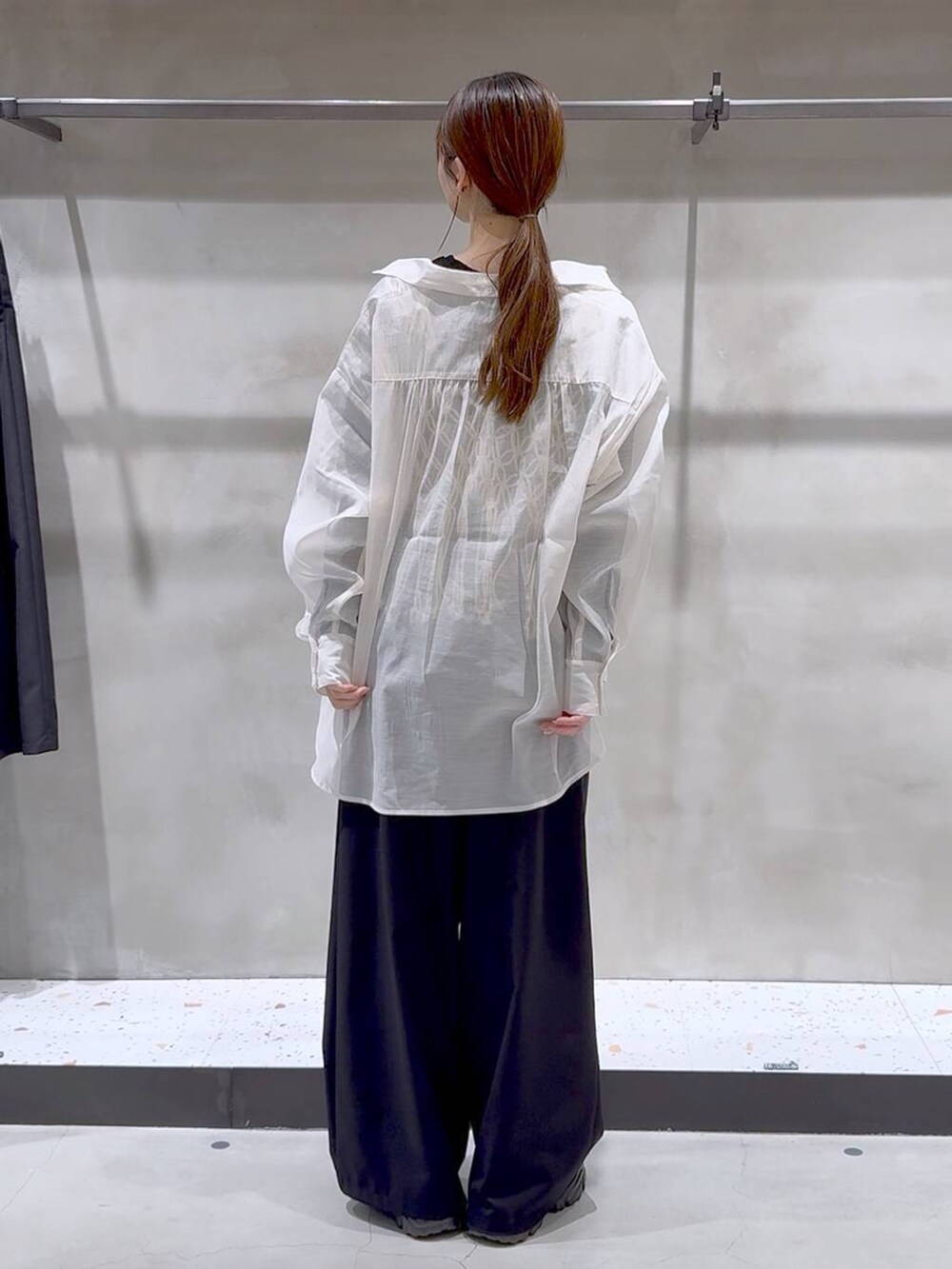 ベージュ系のベスト、ホワイト系のシャツ/ブラウス、ブラック系のスニーカーを着用したレディースの春コーディネートの5枚目の写真