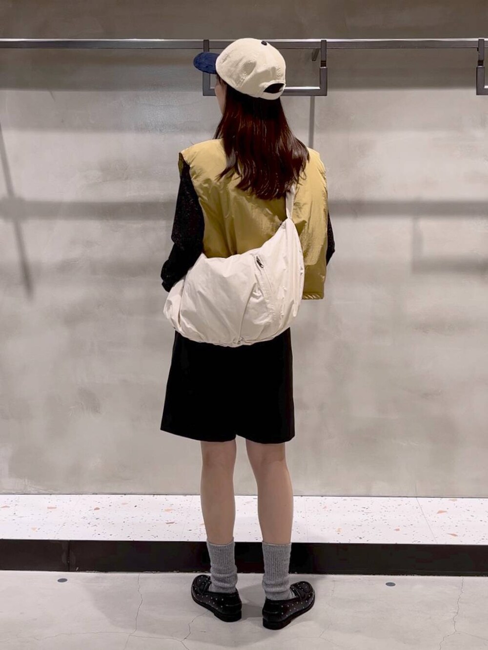 ブラック系のその他パンツ、ベージュ系のダウンベスト、ブラック系のTシャツ/カットソーを着用したレディースの秋コーディネートの5枚目の写真