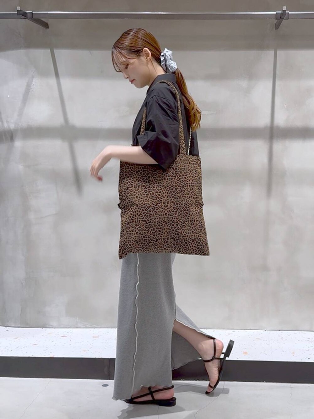 その他のトートバッグ、ブラック系のサンダル、グレー系のスカートを着用したレディースの夏コーディネートの5枚目の写真