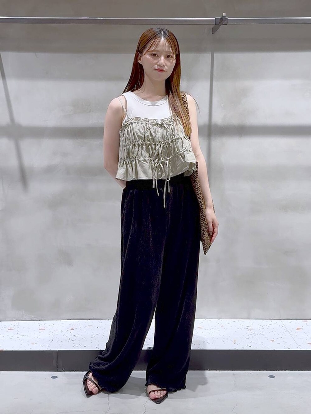 その他のトートバッグ、ブラック系のサンダル、ブラック系のその他パンツを着用したレディースの夏コーディネートの2枚目の写真