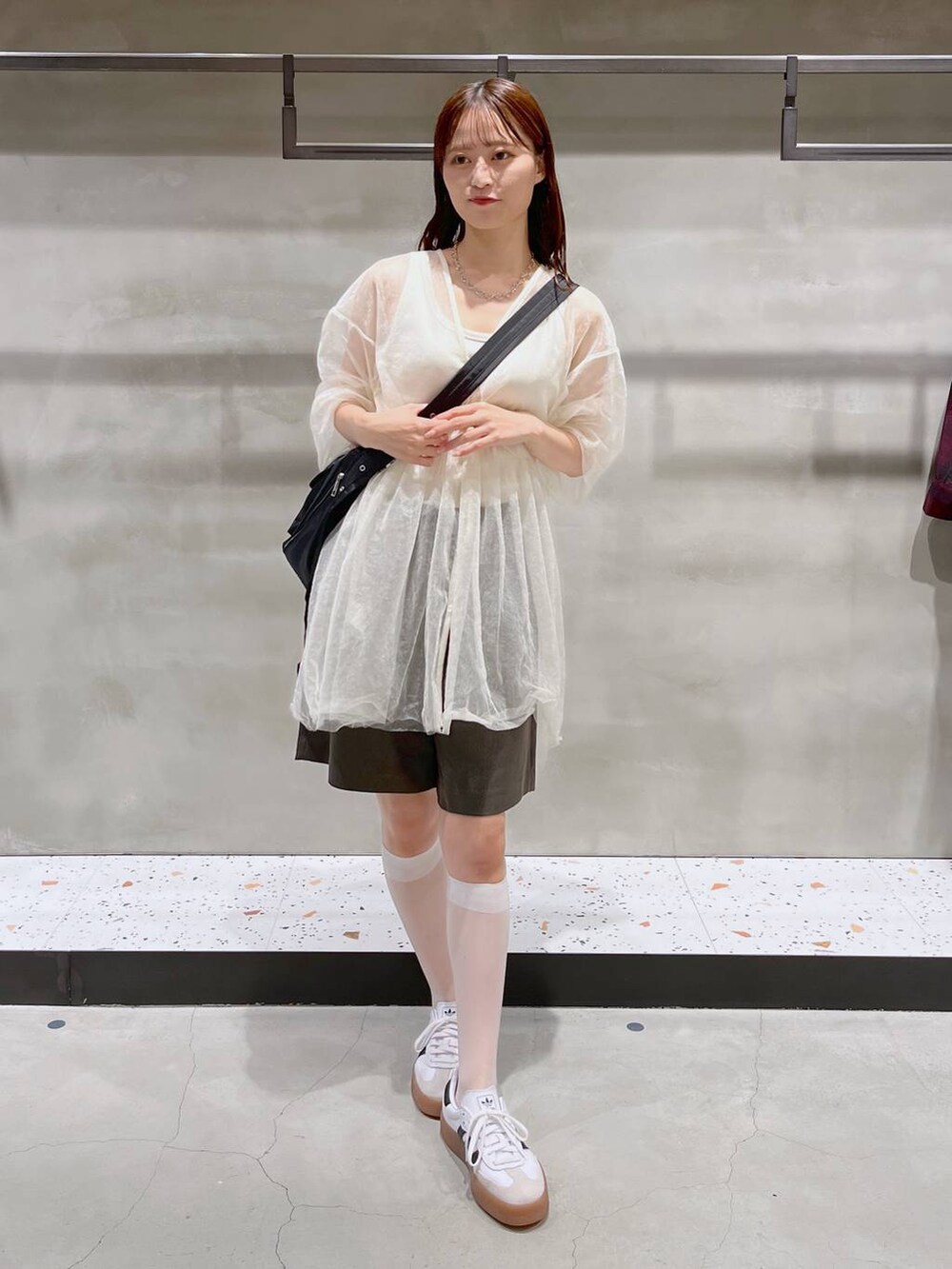 ホワイト系のシャツ/ブラウス、ホワイト系のタンクトップ、ブラック系のショルダーバッグを着用したレディースの夏コーディネートの3枚目の写真