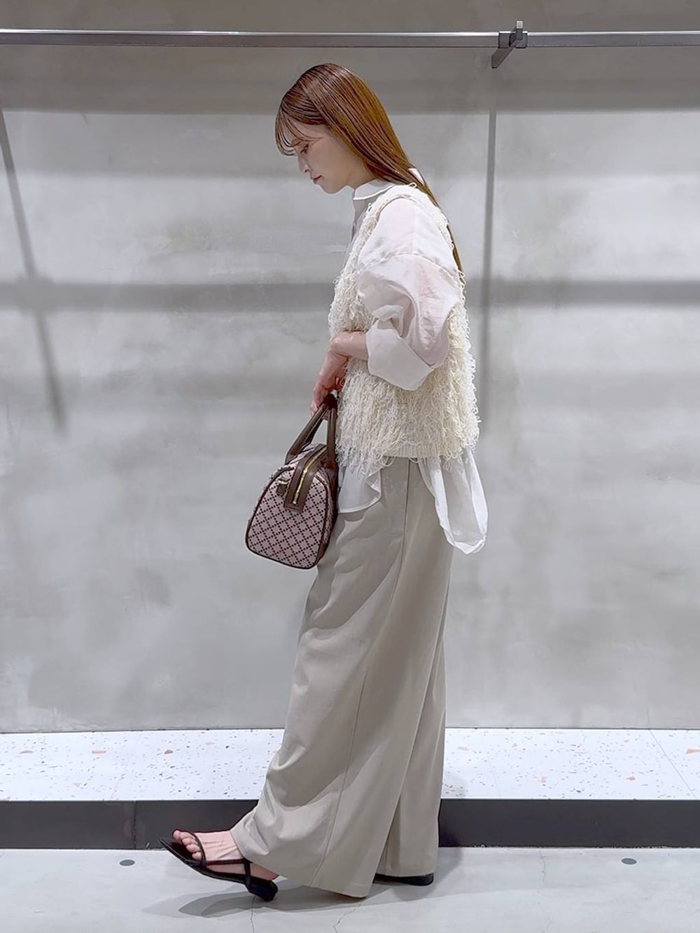 ホワイト系のシャツ/ブラウス、ブラック系のサンダル、ベージュ系のその他パンツを着用したレディースの夏コーディネートの5枚目の写真