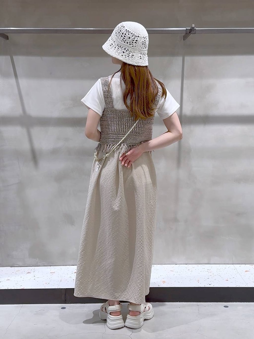 「ベーシック/シンプル、ナチュラル、Tシャツ、ビスチェ、ワンピース、デートコーデ、キャミワンピース、フェミニン、夏コーデ、春コーデ、おでかけ、ワントーン、女子会、きれいめ、ピクニック」｜「LOWRYS FARMのフライスチビＴシャツＳＳ 111954（Tシャツ/カットソー、ホワイト系）」を使った、h a n n aさん（レディース・158cm）の春コーディネートの5枚目の写真
