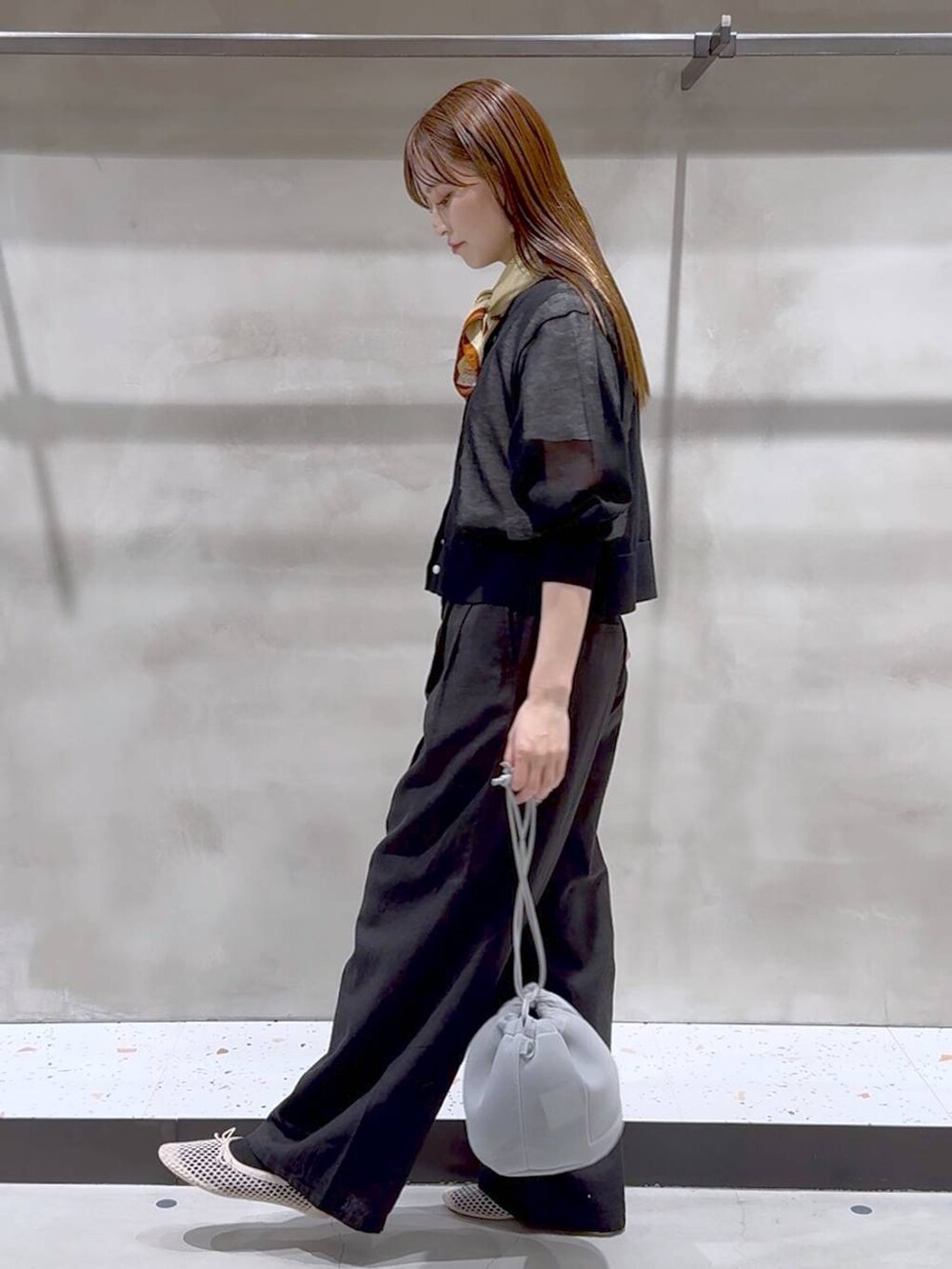 グレー系のその他パンツ、ホワイト系のTシャツ/カットソー、ベージュ系のバレエシューズを着用したレディースの春コーディネートの4枚目の写真