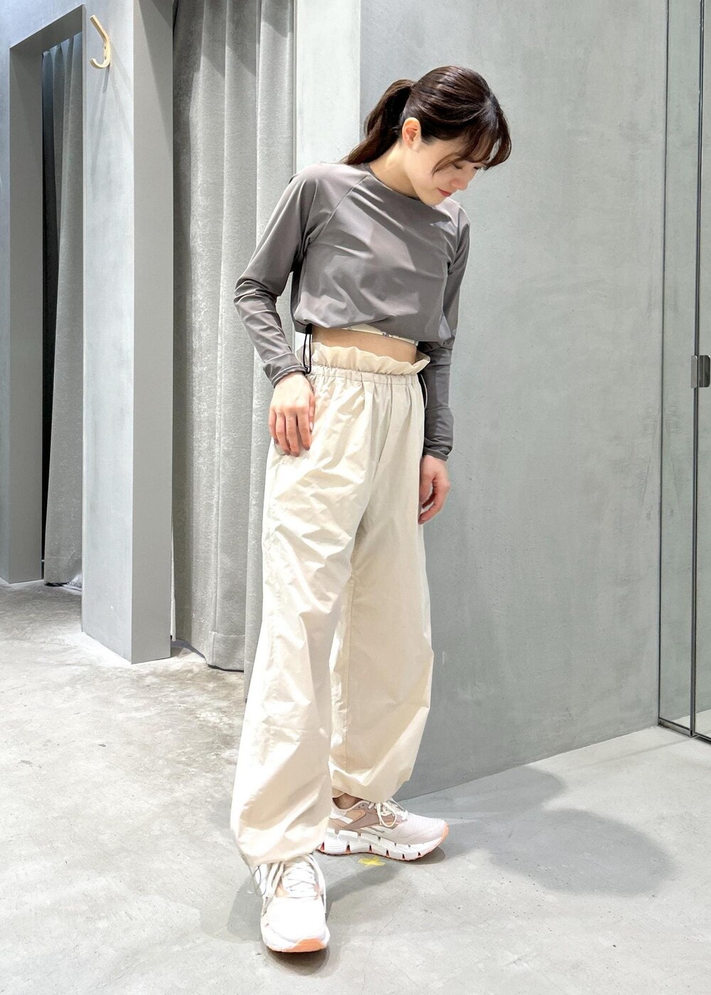 ホワイト系のその他パンツ、グリーン系のその他トップス、ピンク系のスニーカーを着用したレディースの夏コーディネートの2枚目の写真