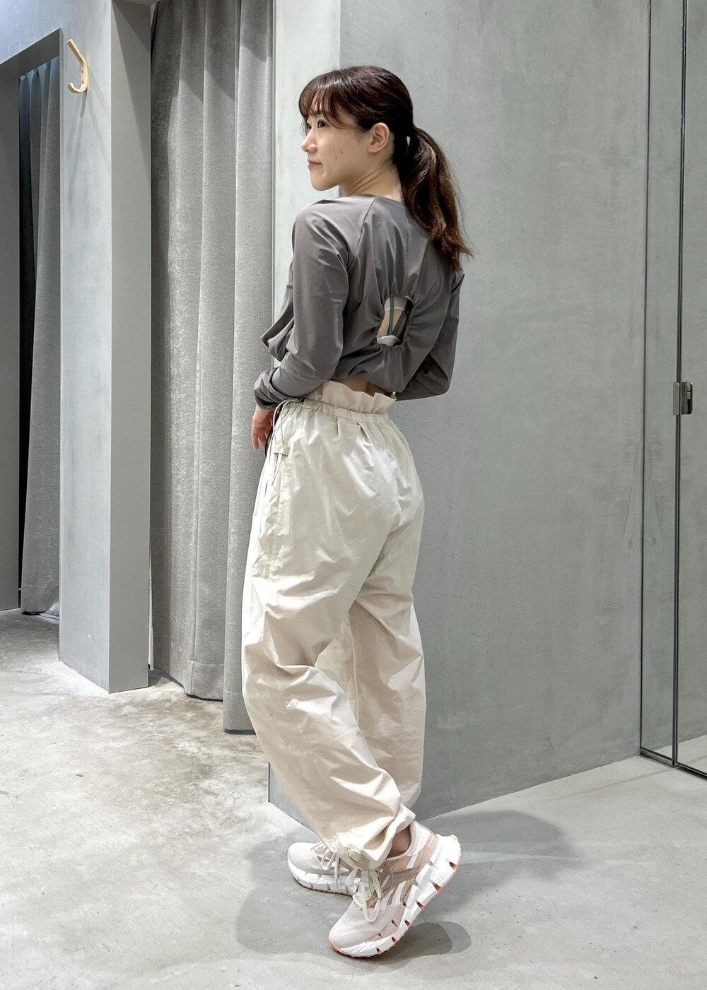ホワイト系のその他パンツ、グリーン系のその他トップス、ピンク系のスニーカーを着用したレディースの夏コーディネートの4枚目の写真