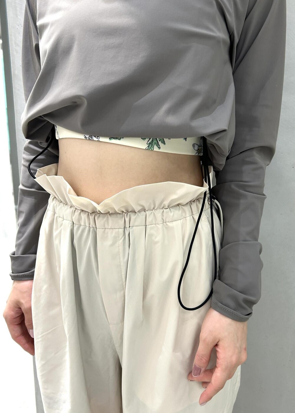 ホワイト系のその他パンツ、グリーン系のその他トップス、ピンク系のスニーカーを着用したレディースの夏コーディネートの6枚目の写真