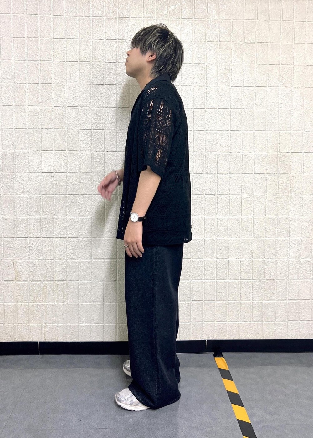 ブラック系のデニムパンツ、ブラック系のタンクトップ、ブラック系のシャツ/ブラウスを着用したメンズの夏コーディネートの2枚目の写真