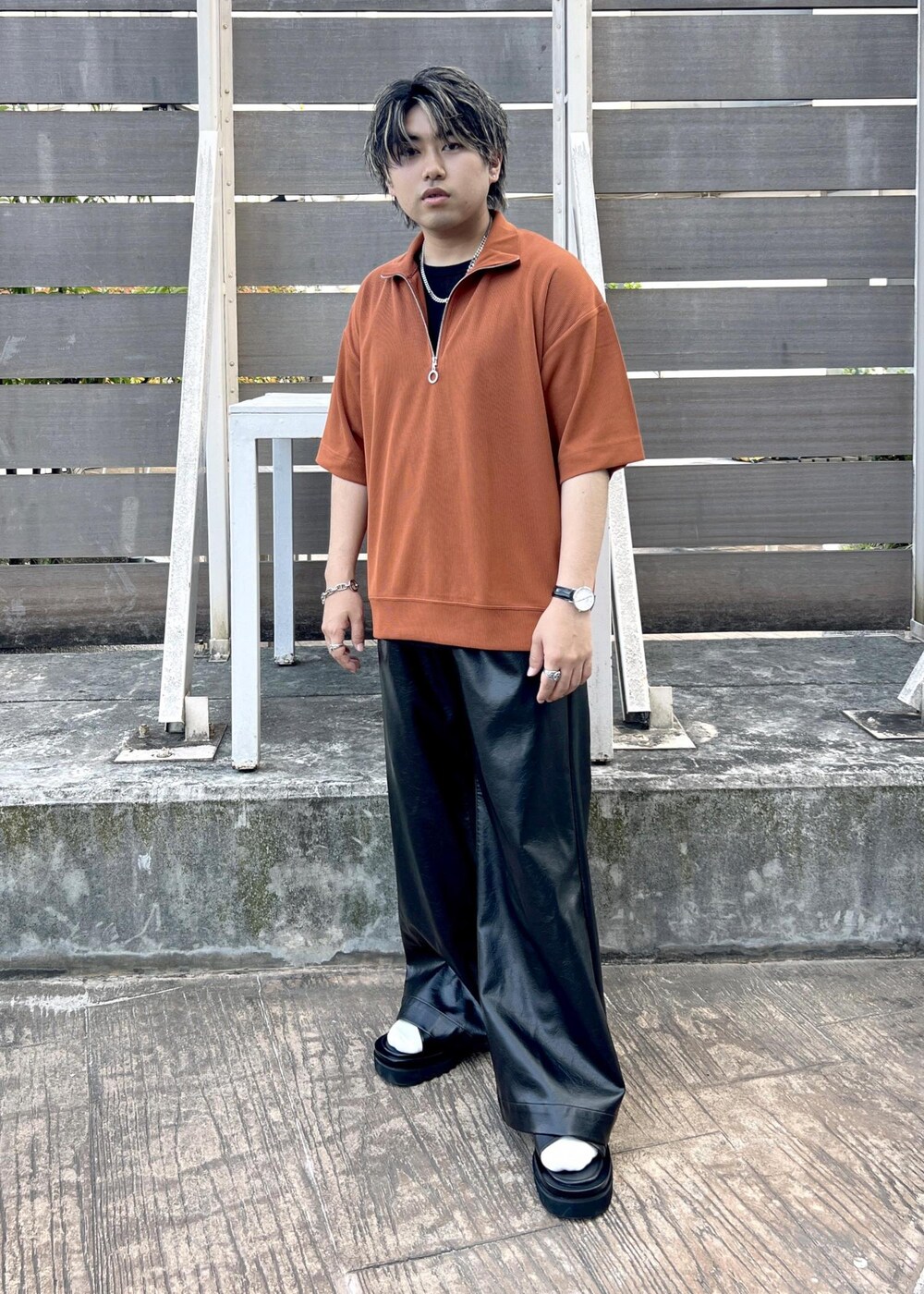 ブラック系のその他パンツ、オレンジ系のTシャツ/カットソー、ブラック系のタンクトップを着用したメンズの夏コーディネートの2枚目の写真