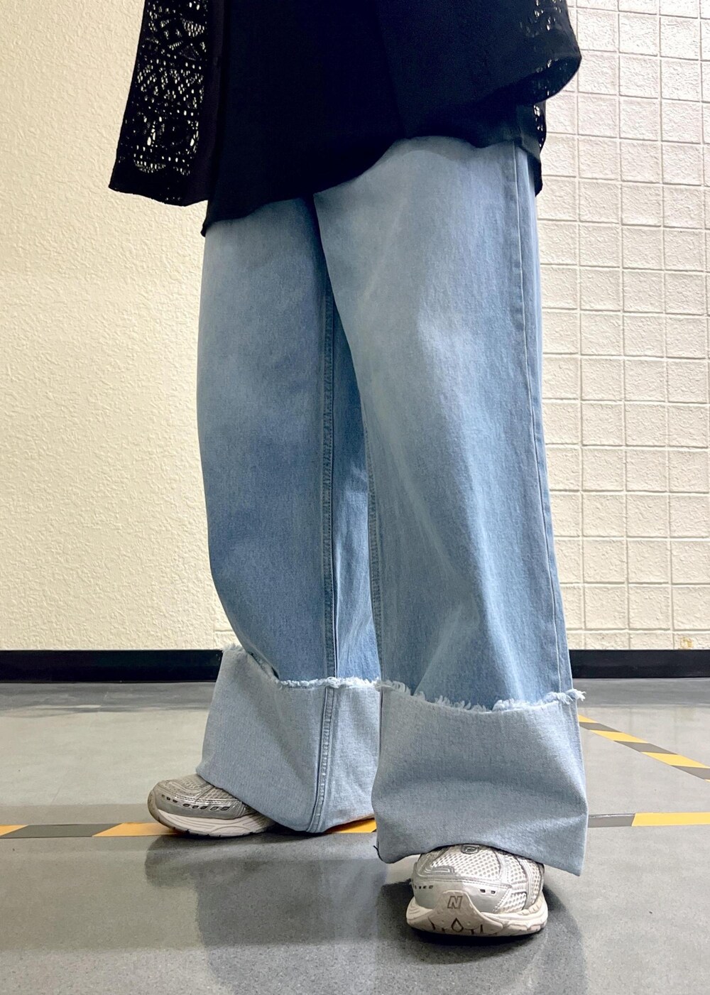 ブラック系のタンクトップ、ブラック系のシャツ/ブラウス、ブルー系のデニムパンツを着用したメンズの夏コーディネートの5枚目の写真