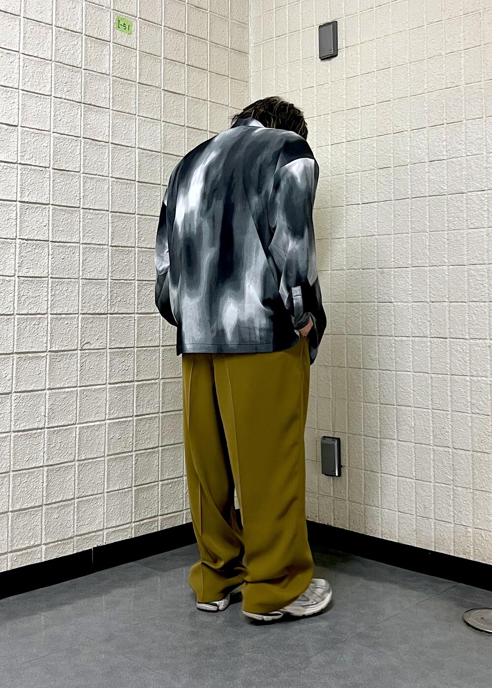 ホワイト系のタンクトップ、ブラック系のシャツ/ブラウス、グリーン系のスラックスを着用したメンズの春コーディネートの3枚目の写真