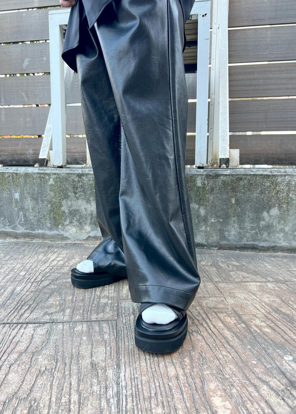 ブラック系のその他パンツ、ブラック系のタンクトップ、ブラック系のサンダルを着用したメンズの夏コーディネートの5枚目の写真