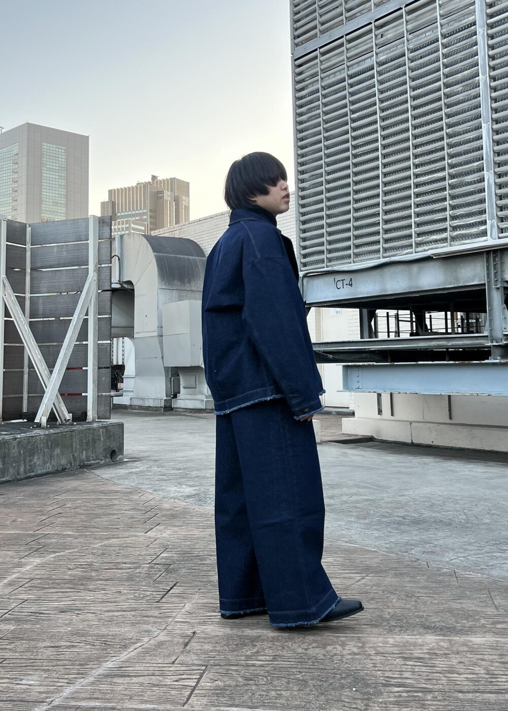 ブラック系のブーツ、ブラック系のスウェット、ブルー系のブルゾンを着用したメンズの春コーディネートの4枚目の写真