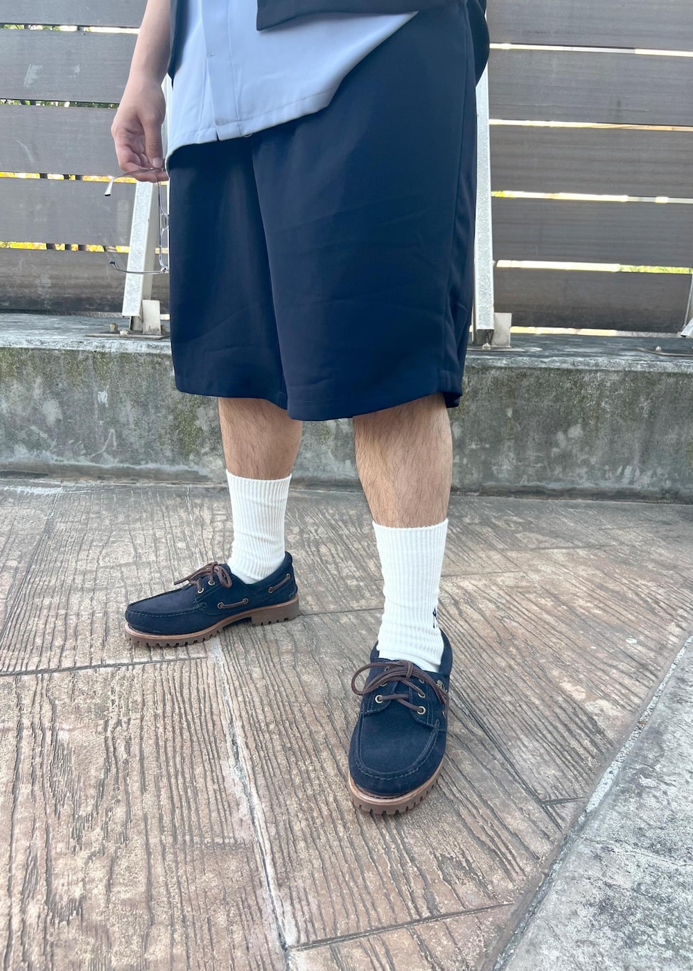ブルー系のその他シューズ、ブルー系のその他パンツ、ブルー系のシャツ/ブラウスを着用したメンズの夏コーディネートの5枚目の写真