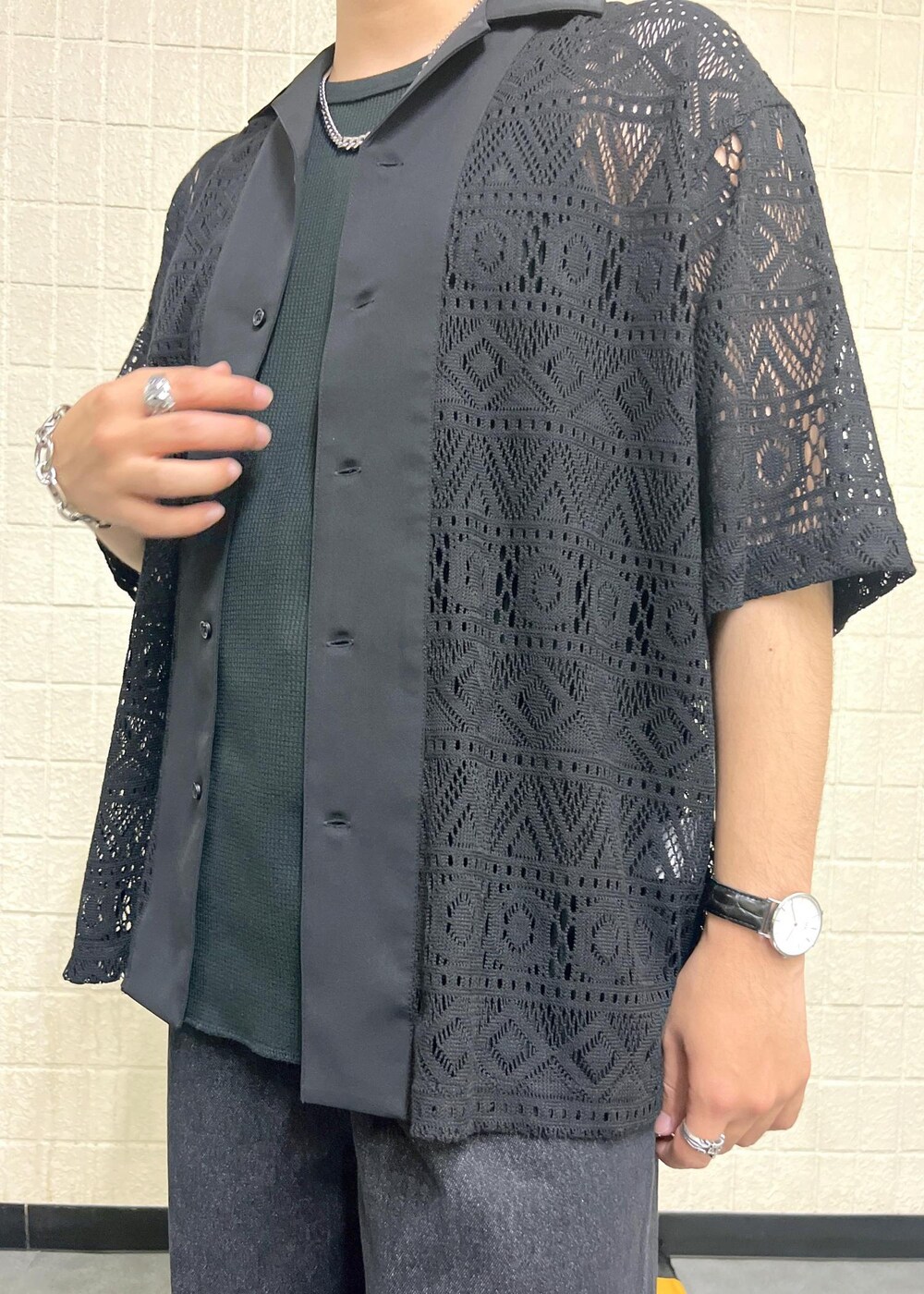 ブラック系のデニムパンツ、ブラック系のタンクトップ、ブラック系のシャツ/ブラウスを着用したメンズの夏コーディネートの4枚目の写真