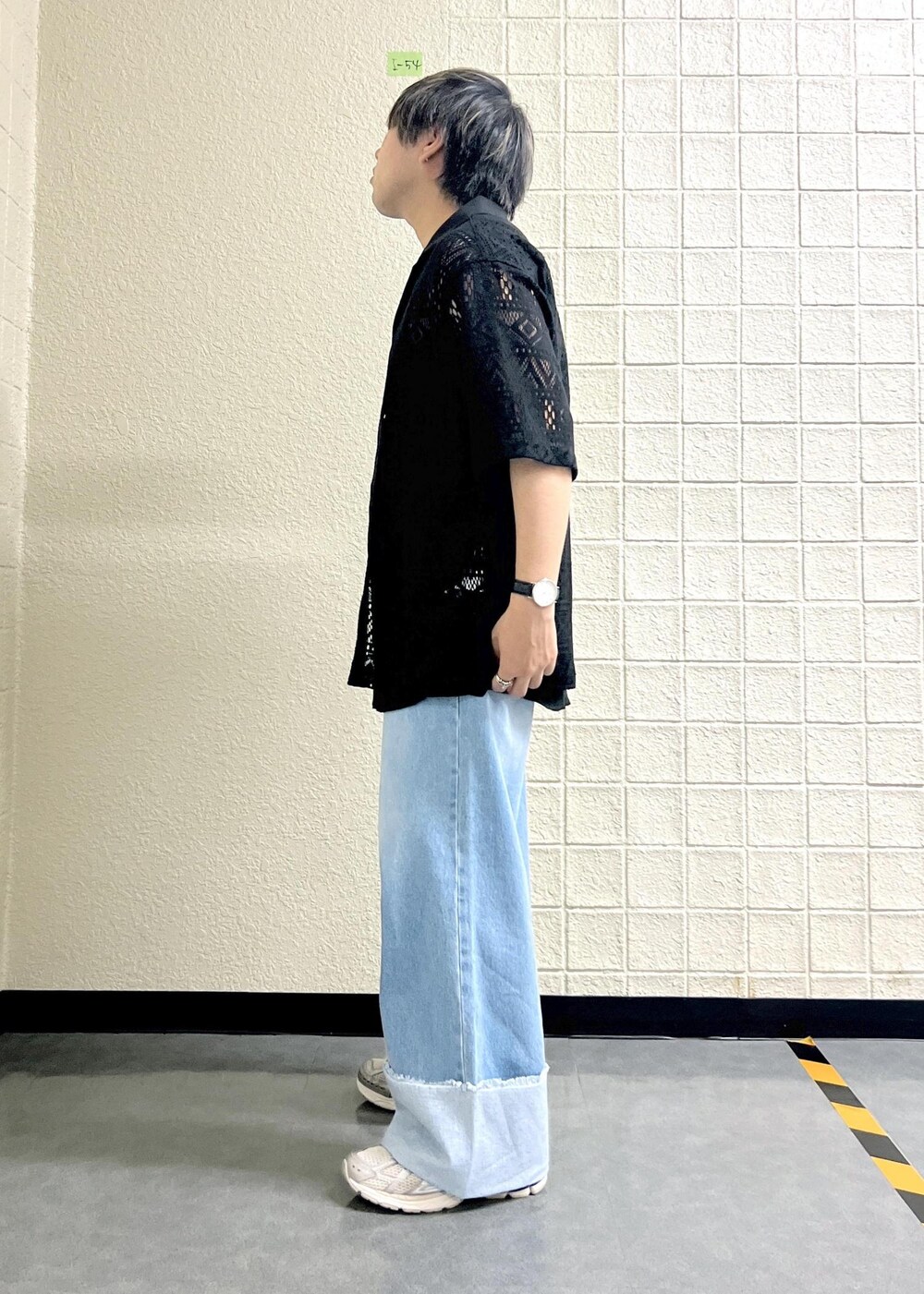 ブラック系のタンクトップ、ブラック系のシャツ/ブラウス、ブルー系のデニムパンツを着用したメンズの夏コーディネートの2枚目の写真