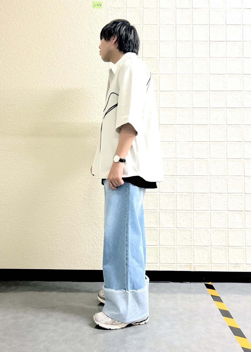 ブラック系のタンクトップ、ブルー系のデニムパンツ、ホワイト系のシャツ/ブラウスを着用したメンズの夏コーディネートの2枚目の写真