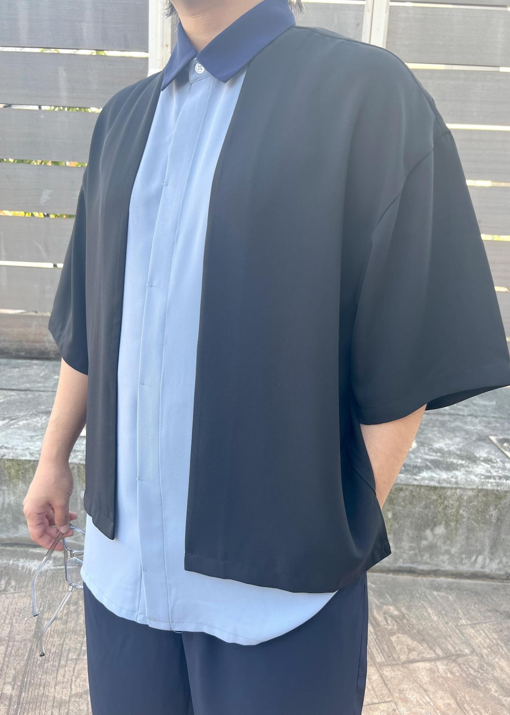 ブルー系のその他シューズ、ブルー系のその他パンツ、ブルー系のシャツ/ブラウスを着用したメンズの夏コーディネートの4枚目の写真