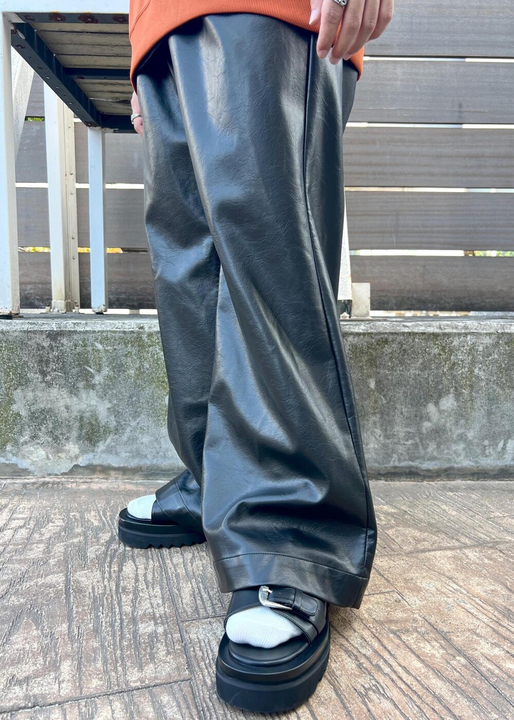 ブラック系のその他パンツ、オレンジ系のTシャツ/カットソー、ブラック系のタンクトップを着用したメンズの夏コーディネートの7枚目の写真