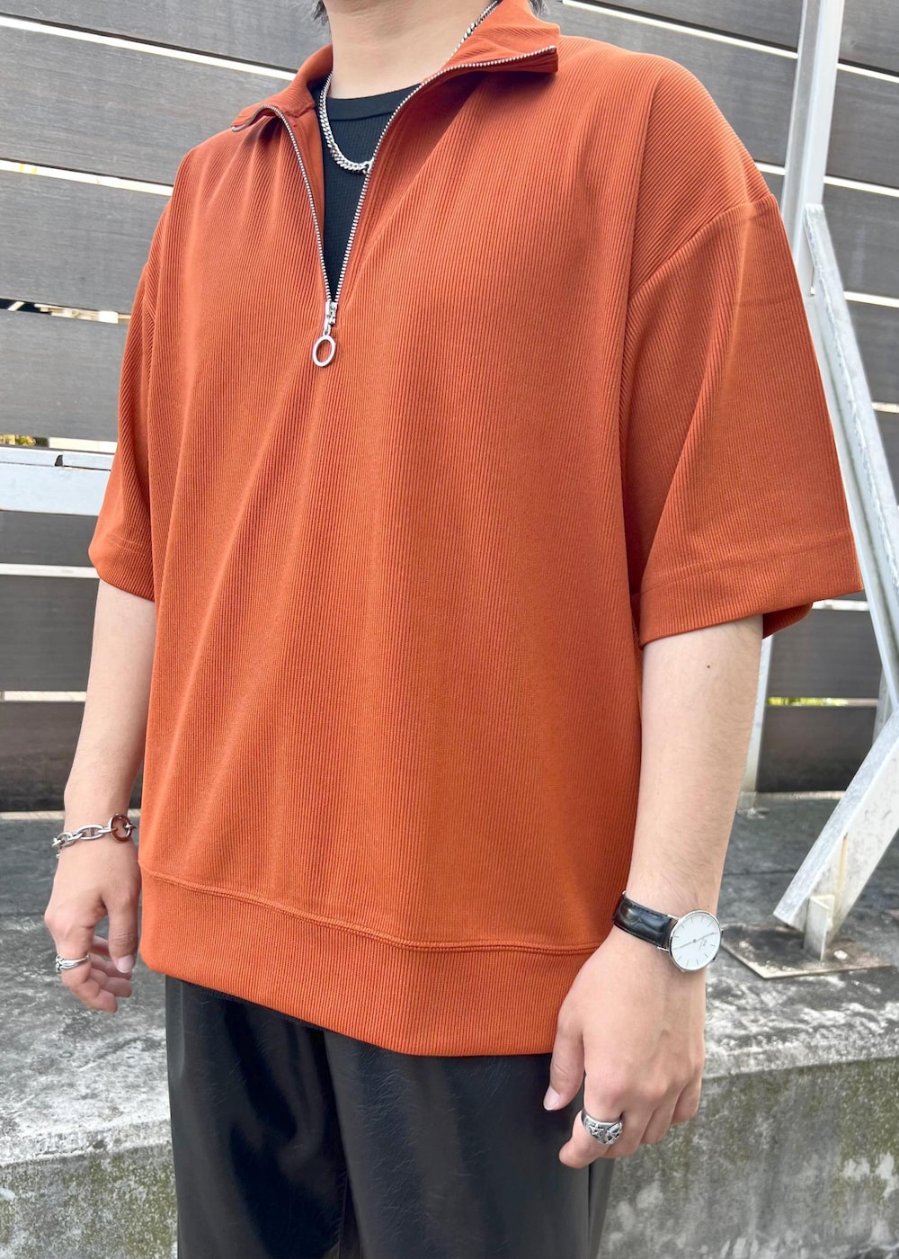 ブラック系のその他パンツ、オレンジ系のTシャツ/カットソー、ブラック系のタンクトップを着用したメンズの夏コーディネートの6枚目の写真
