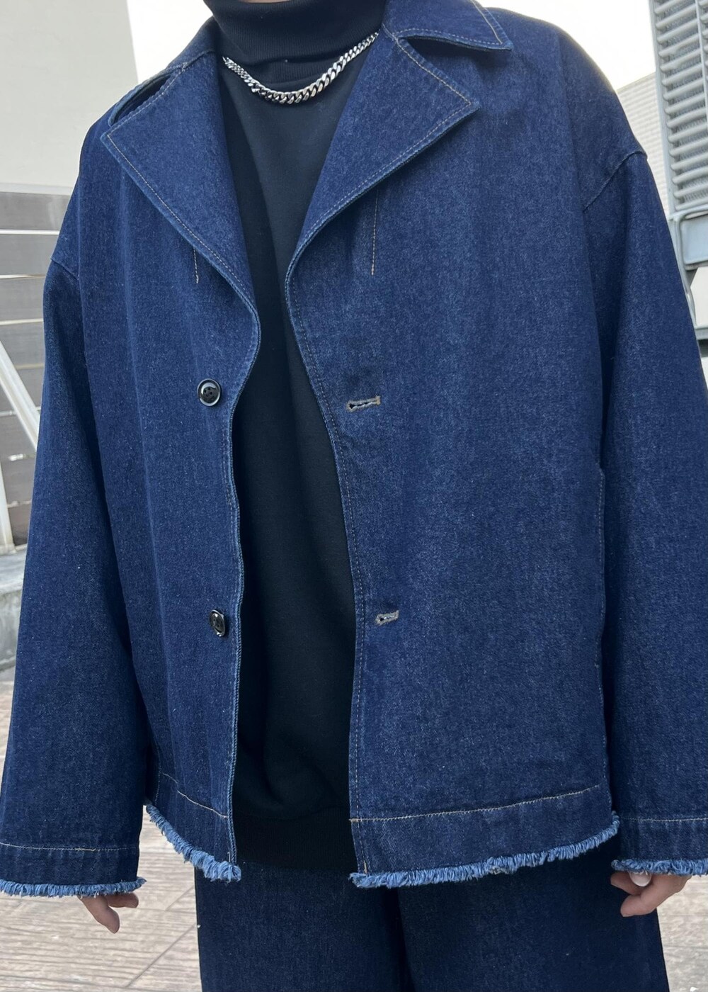 ブラック系のブーツ、ブラック系のスウェット、ブルー系のブルゾンを着用したメンズの春コーディネートの5枚目の写真