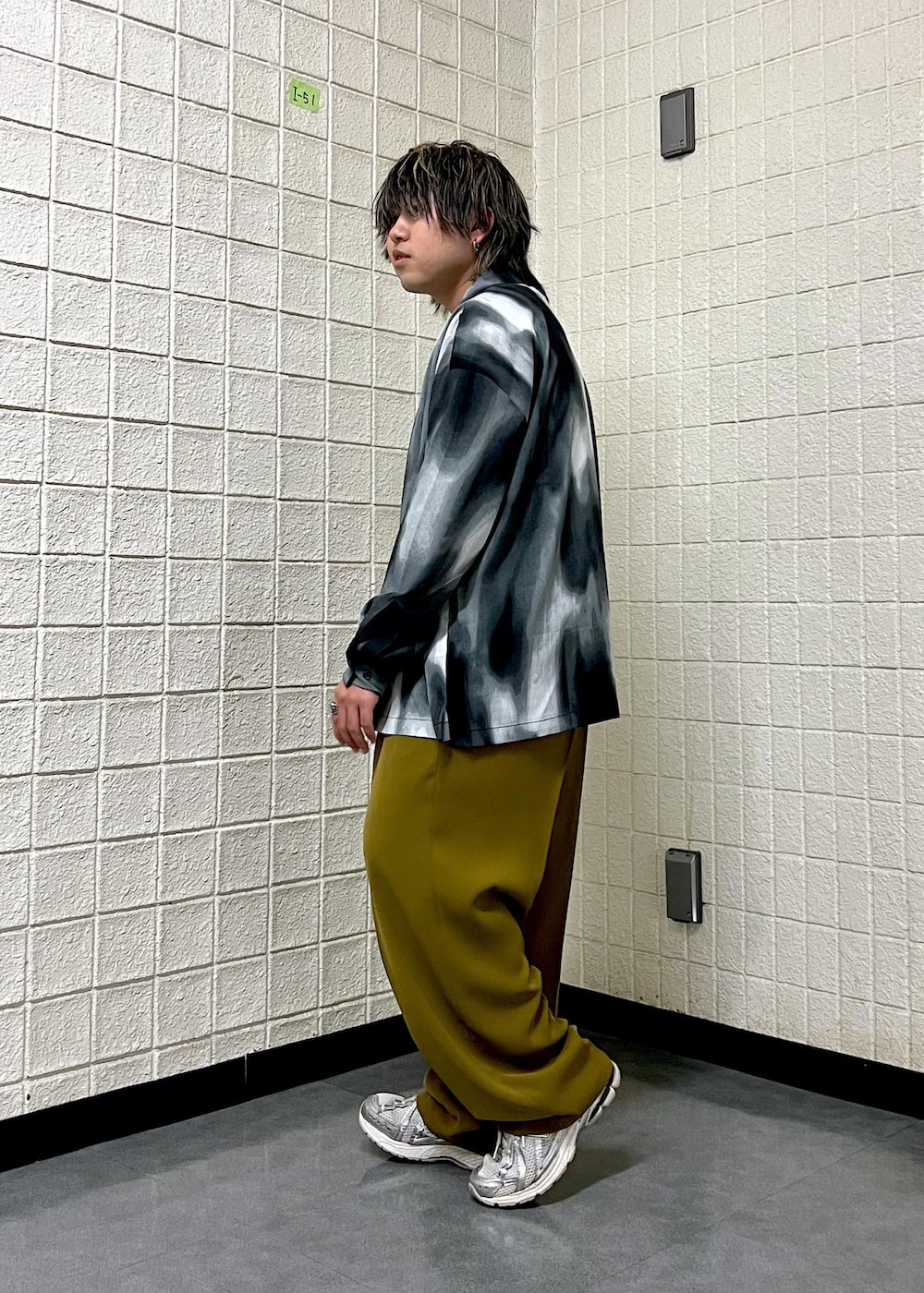 ホワイト系のタンクトップ、ブラック系のシャツ/ブラウス、グリーン系のスラックスを着用したメンズの春コーディネートの2枚目の写真