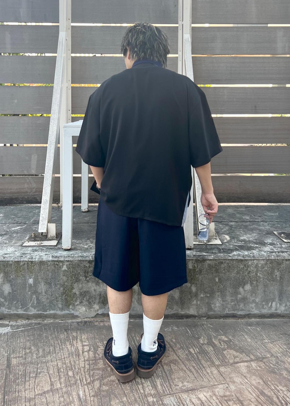 ブルー系のその他シューズ、ブルー系のその他パンツ、ブルー系のシャツ/ブラウスを着用したメンズの夏コーディネートの3枚目の写真